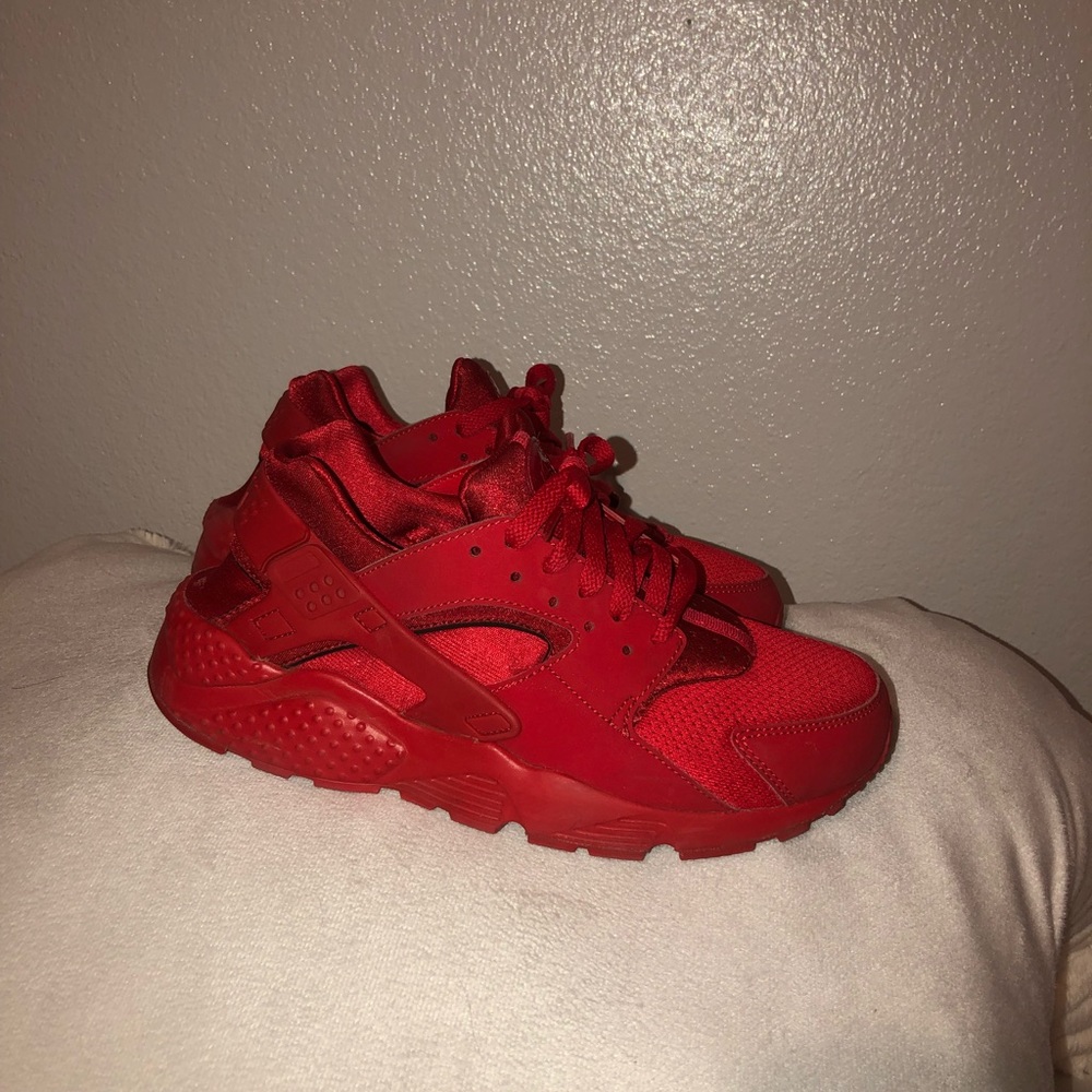 NIKE HUARACHE RUNS (RED) **super stylish**